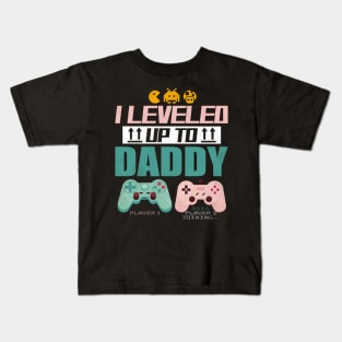 I Leveled Up To Daddy 2024 Soon To Be Dad Fathers Day Kids T-Shirt